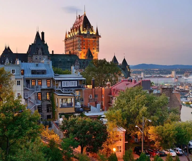Initial / New Yorker / Centre-Ville De Quebec Canada